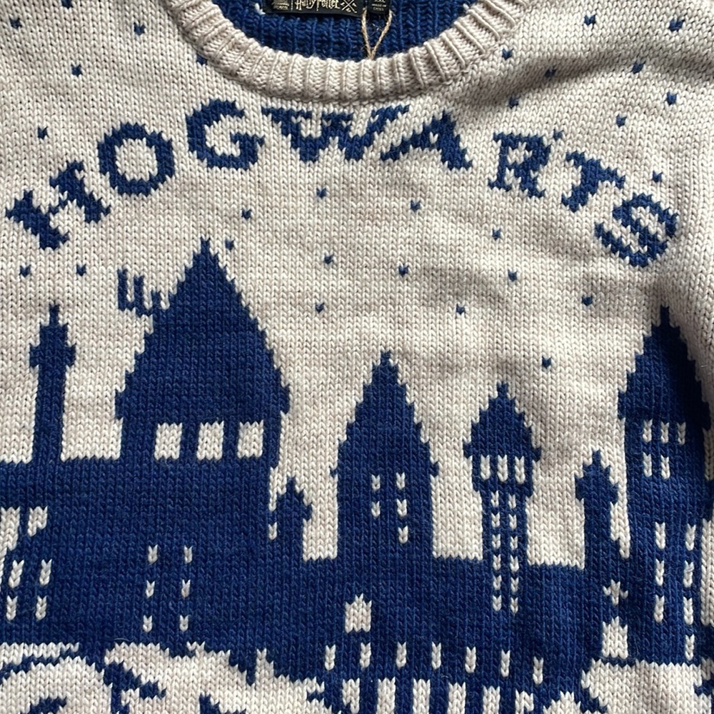 Wizarding World of Harry Potter Hogwarts Castle Crewneck Sweater NWT - Picture 4 of 7